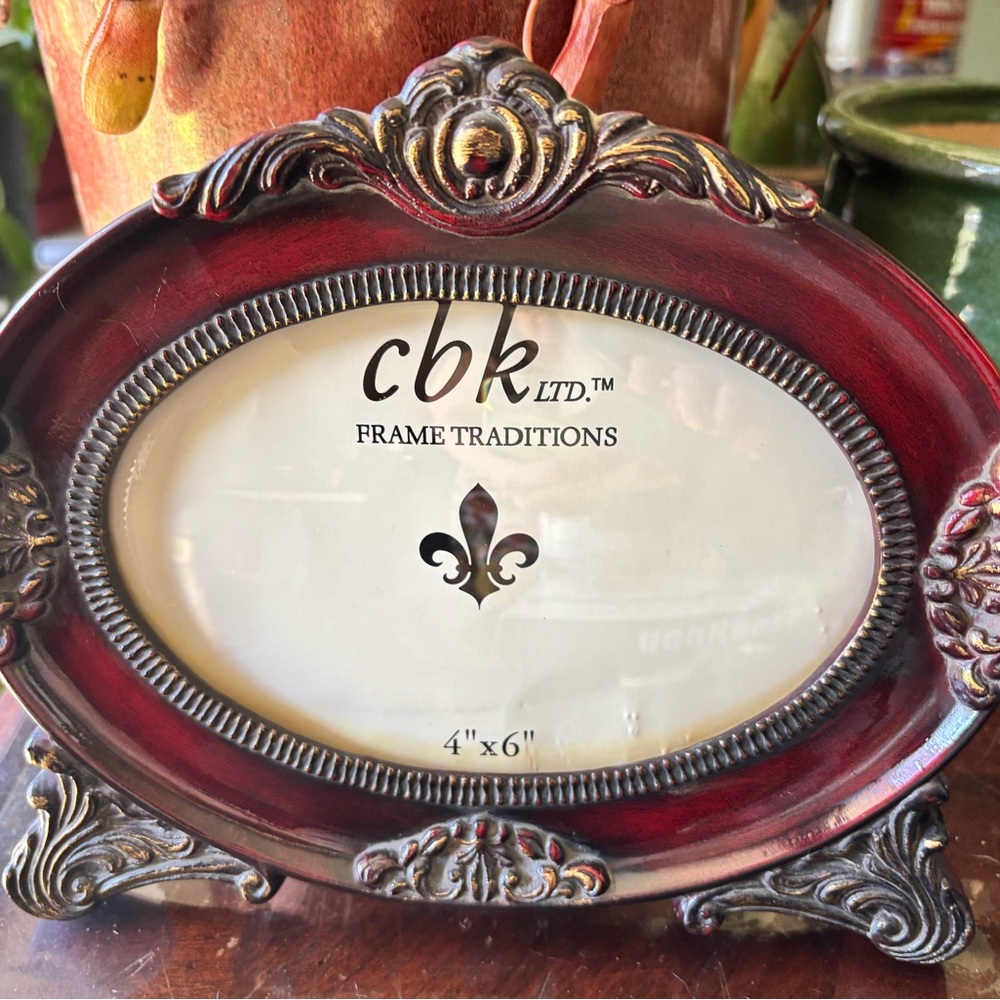 Victorian Style Oval Frame - Picture 2 of 3